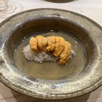 鮨 なんば - 蒸しアワビの餡にウニ＆シャリを投入
