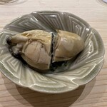 鮨 なんば - 牡蠣(下に春菊＆シャリ)