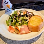 ricca - 料理写真:サラダ、ちょこっと前菜、バケット