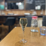 武蔵新田 Bistro Un Dix - 白ワイン、なみなみサイズ