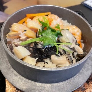 ランチにぴったり！魚介の旨味が染みた天びん屋名物・釜めし