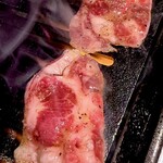 黒毛和牛焼肉 白か黒 - 