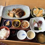 漁師料理 かつら亭 - 鯛の兜煮　もハマチもコリコリ