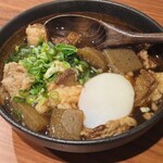 炭火と酒と酉 七福八〇 - トロトロ牛すじ煮込み温玉添え