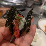 泗水焼肉HAKU - 韓国海苔でユッケを包んで
