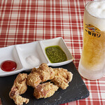 モルト・ボーノ - 料理写真:唐揚げとジョッキビール