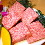 Sumibiyakiniku Hibinotei - 和牛極上カルビ1,380円(税込1,490円)…一頭の牛から4kgしか取れない希少部分。