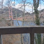 湖畔の里つきがせ - お店から月ヶ瀬湖を眺める