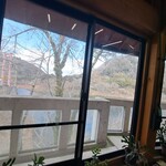 湖畔の里つきがせ - 店内から月ヶ瀬湖を眺める