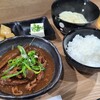 みつ葉 - もつ煮込み浸け饂飩定食【ハーフ】(税込850円)
①モツ煮込み【ハーフ】(モツ&牛蒡&人参&蒟蒻、刻み青葱載せ)②釜揚げ饂飩【ハーフ】③白ご飯【ハーフ】④冷奴⑤大根&鶏肉の煮込み