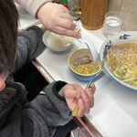 ぺーぱん - 塩バターコーンラーメンと小ライスを食べる我が子