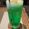 レモンストリート - 鮮やかなグリーンのメロンソーダにバニラアイスがこんもりとのった王道スタイル。