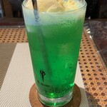 レモンストリート - 鮮やかなグリーンのメロンソーダにバニラアイスがこんもりとのった王道スタイル。