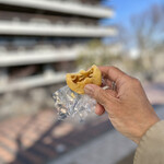 栄太楼 - 翌日バス停前で残り1個をパクつく