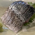 ほうなん酒場　はだか電球 - 「自家製しめ鯖」です。パッと見ではお酢でしめられた雰囲気を感じさせない一品です。軽くしめているのだと思いますが、お酢感はほぼ感じませんでした。よっぽど鯖が新鮮なのだと思います。