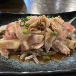 ほうなん酒場　はだか電球 - 「黒島鶏たたきポン酢」です。あっさりした食感と口当たりで一切れ一切れ食べるよりも、ガバッと掬って食べたくなる一品です。ニンニク、ワサビのの相性も抜群です。