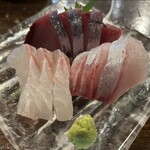 ほうなん酒場　はだか電球 - 「刺身盛り合わせ」です。卓上にある甘い醤油で食べると、とても美味しいです。ツマの生タマネギと一緒に食べる事をオススメします。