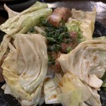 ほうなん酒場　はだか電球 - 「ホルモンキャベツ」です。キャベツの下にもホルモンが大量に隠されています。甘口醤油のタレとホルモンのクニュクニュ感がたまりません。でも、隠れた主役はキャベツです。キャベツを食べる配分が大切です。