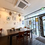 ヤムヤムカデー - テーブル席（ちょうど一気に人が途切れた一瞬）