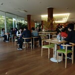 マールブランシュ ロマンの森 - 店内　バレンタイン限定メニューを食べてる人多し