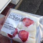 ドリームベーカリー - イチゴサンド100円