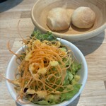 salutワインバー&カフェ - サラダとパン