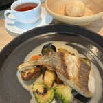 salutワインバー&カフェ - 真鯛のポワレ、アップルティー