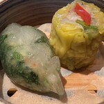 ヘイフンテラス - 左、ズワイガニ長芋水晶餃子、透き通って食感モチモチ。右、レンコンコリコリ鹿児島豚が美味しい