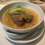 ヘイフンテラス - 淡白な味付けの山形牛スネ肉上のポンチョイというお野菜の薬味がアクセントに