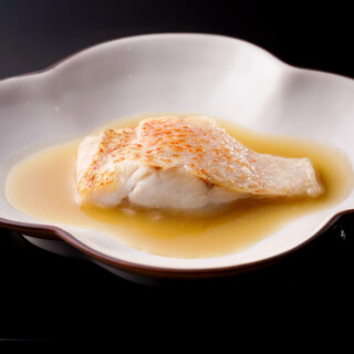 つまみで変化をつけて、ワインに合う鮓のコースに