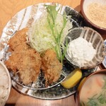 名代とんかつ かつくら - また勝手にカキフライ定食を作ってみた♪カキフライは4個、タルタルは最初から多めでお願いする。旨うま〜っ♥。ちなみにすりゴマはおみそ汁に入れて食べた笑
