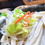 笑乃讃 - 西東京から多摩方面の武蔵野うどんに付く傾向がある「糧（かて）」がうどんにトッピングされています。