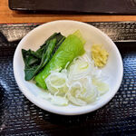 笑乃讃 - 薬味の小皿にも糧の茹でほうれん草が乗っています。