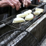 庚申酒場 - お母さんが焼いてくれてます