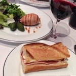 鶏白レバーのムース キャラメルソース ブリーと生ハムのバゲットサンド