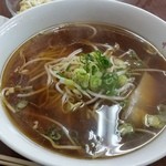 Chuuou Ichiba Shanhai - ラーメンの具はチャーシュー1枚、メンマ、もやし、青ねぎ