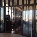 R restaurant & bar - 店の入り口。