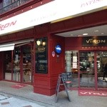 パリの街角みたいな店構え