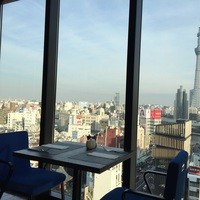 R restaurant & bar - 店内では、絶景席でお茶をしている女性一人客なども。