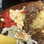 カレーは飲み物。 - こんもりしてんのが大盛り分か？