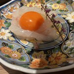 炉端と海鮮 天王寺居酒屋 - お店名物真鯛の卵黄のせ塩ユッケ