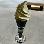 八重洲いしかわテラス - ミックスソフトクリーム
                                 じろあめソフト&加賀棒ほうじ茶ソフト