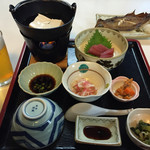 十和田シティホテル - 2015年1月。2日目の晩飯は、焼鰈、湯豆腐、イカの和え物、ロールキャベツなどなど。