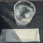 れんが屋 - 水とおしぼり