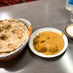 アルムスタファーマスジド - ここで食べるとインターナショナルビレッジが街のお店に思える