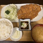 とんかつ割烹 やすいみ～と - わらじとんかつ定食