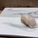 GINZA SUSHI BANYA KAI - 焼き河豚鮨。最高の食感と風味。