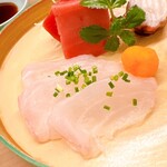 割烹 白鷹 - このクエはうんまい。神経〆で有名な蛭子丸の藤本さんが釣りあげた36kgのクエ。縦割りした四枚のうち、カマ付きのお腹側です