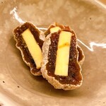 割烹 白鷹 - 干し柿のバター射込みです。ちょっとづつ齧りながら、次の焼き物を大人しく待ちます