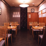 Sushi Maru - 2Fテーブル席。3～4名のお客様にちょうどよいお席です